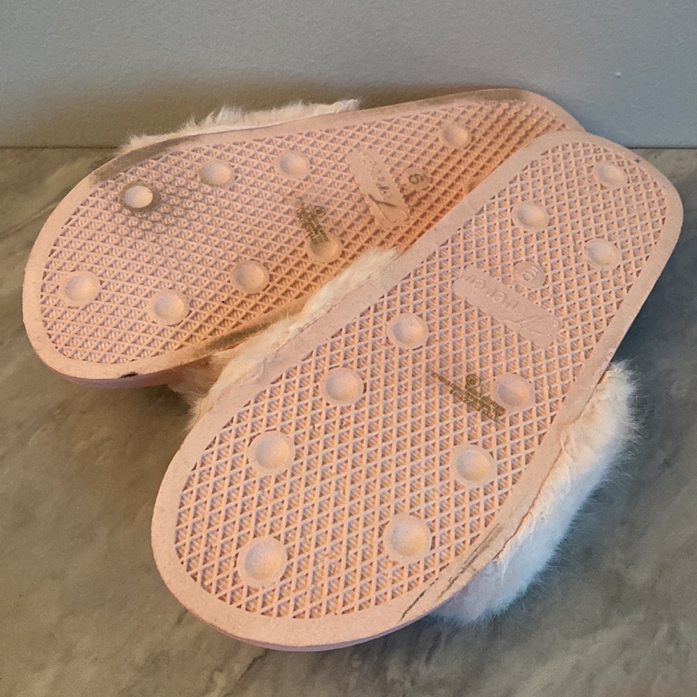 Pink fuzzy slides - Picture 2 of 2